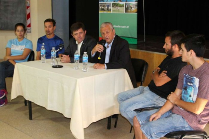 Intendentes, entrenadores y jugadores, presentando La Alianza.