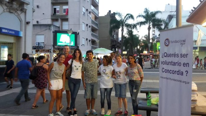 Los voluntarios de S&iacute; Concordia est&aacute;n todas las ma&ntilde;anas en la peatonal.