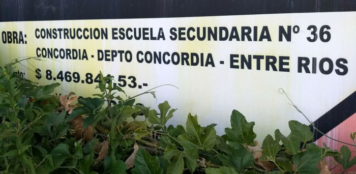 Lo que dice el cartel a&uacute;n presente en el frente de la obra inconclusa (foto: El Entre R&iacute;os).