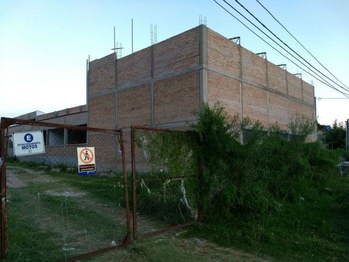 Quietud es lo que se observa desde la semana pasada en la obra sin terminar (foto: El Entre R&iacute;os).