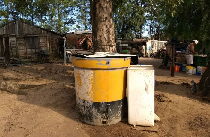 As&iacute; est&aacute;n los tachos y tanques con el agua que le llevan dos veces por semana (foto: El Entre R&iacute;os).