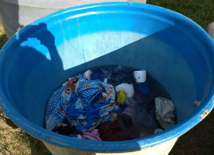 Para lavar ropa tambi&eacute;n utilizan el agua que les lleva la Municipalidad (foto: El Entre R&iacute;os).