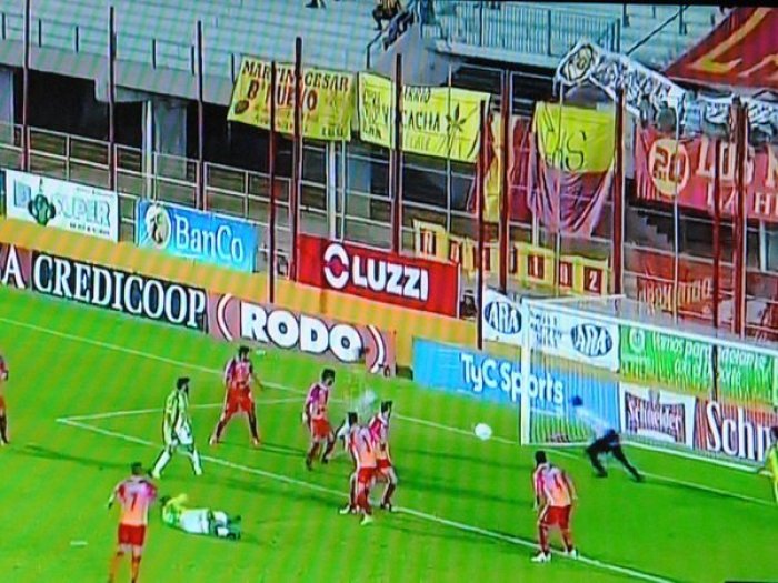 De cabeza, el uruguayense hizo el primer gol con la camiseta de Aldosivi.