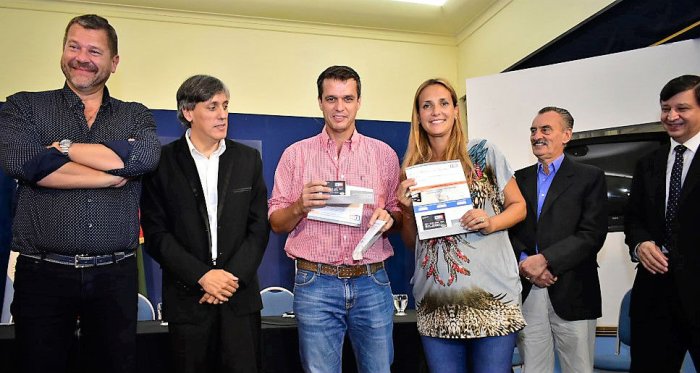 El intendente Cresto y su vice, Armando Gay, presentaron la tarjeta en el Sal&oacute;n de Actos del municipio.