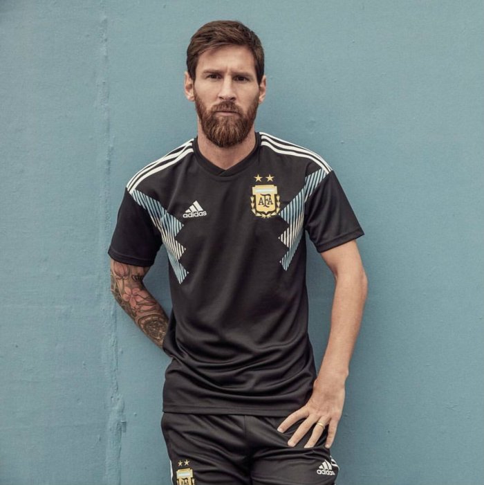 En formato retro, la camiseta suplente de la selecci&oacute;n argentina de cara al Mundial.