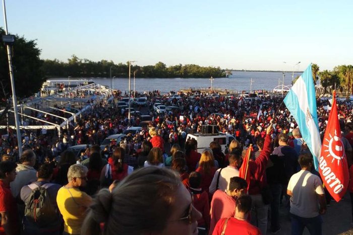 Miles de personas se concentraron en la costanera de Paran&aacute;