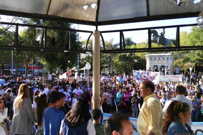 En Concordia una multitud ocup&oacute; buena parte de la Plaza 25 de Mayo