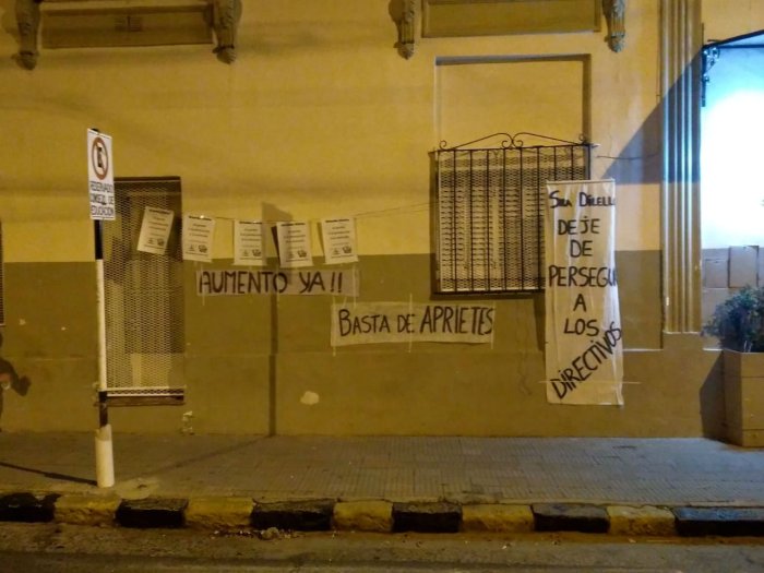 Desde esta madrugada as&iacute; luce el frente de la Departamental de Escuelas de Concordia.