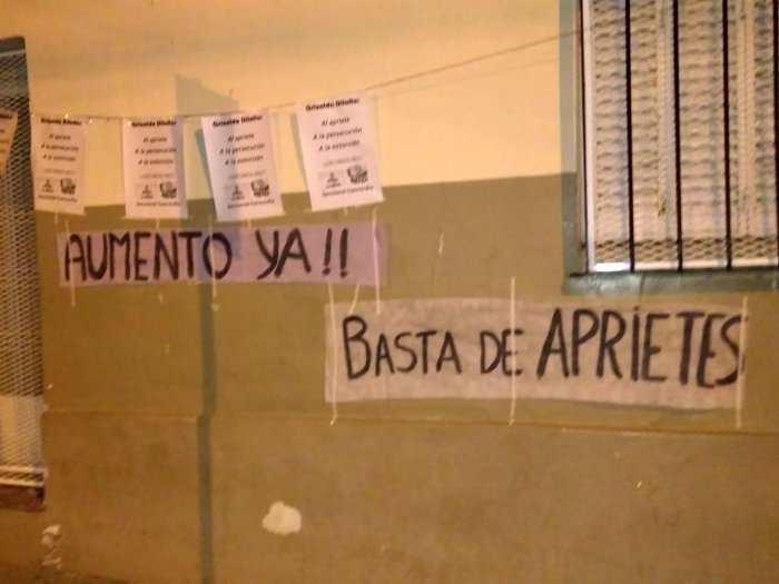 Sin pintadas: los carteles fueron colgados por encima de las paredes.