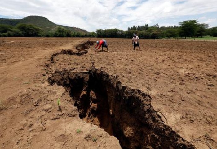 Dos mujeres trabajan en una granja atravesada por una de las grietas, cerca del pueblo de Mai Mahiu, en Kenia.