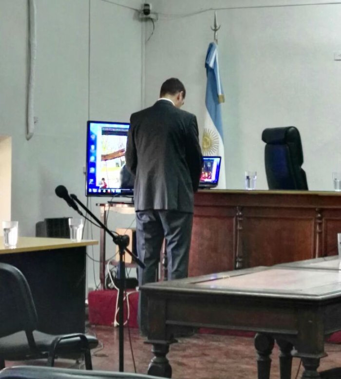 Arias, minutos antes del inicio de la audiencia, con los equipos que proyectaron el video.
