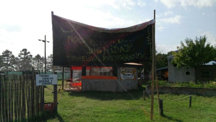 Un mensaje: "se&ntilde;ores jueces no roben la dignidad. Devuelvan los terrenos" dec&iacute;a el cartel sin firma (foto: El Entre R&iacute;os).
