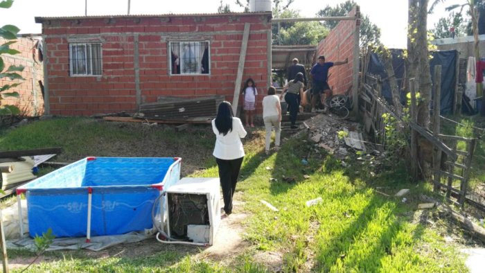 In situ: un d&iacute;a despu&eacute;s de ver la manzana 105 en un video, el Tribunal recorri&oacute; el sitio (foto: El Entre R&iacute;os).