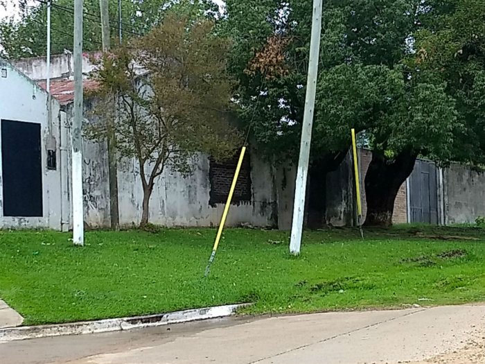 As&iacute; tapiaron la ventana por la que el domingo ingres&oacute; el ladr&oacute;n al comercio concordiense (foto: El Entre R&iacute;os).