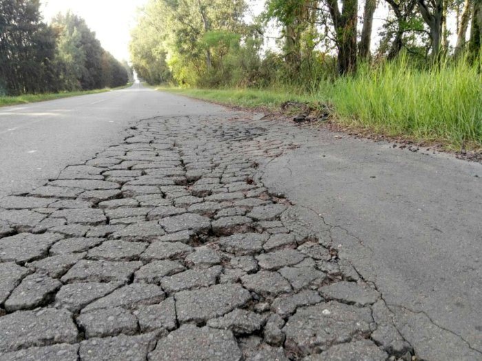 Evidentes roturas tiene el acceso a la localidad del Departamento Concordia (foto: EER).