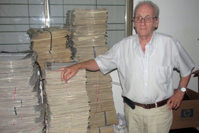 Besson recorriendo el archivo de El Entre R&iacute;os.