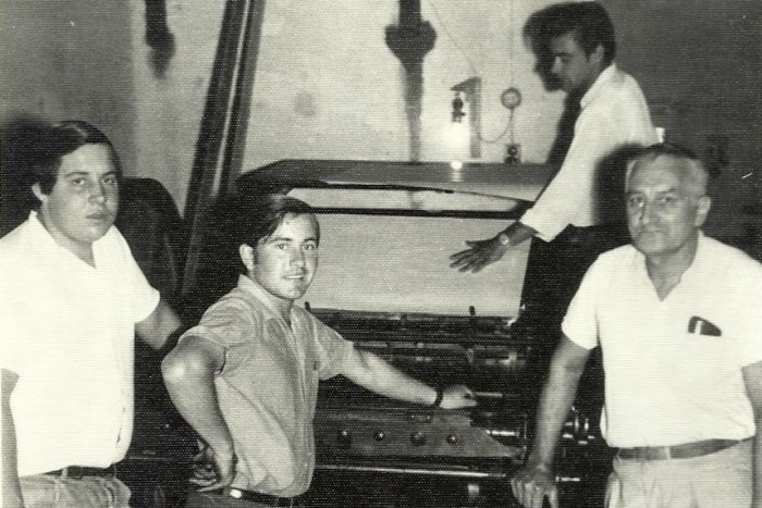 Pesta&ntilde;a en lo alto, Besson, Hugo P&eacute;rez e Hilario Aguilar, junto a una impresora.