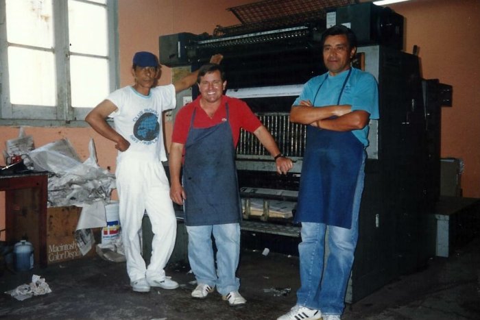 Juan Cuello, Hugo P&eacute;rez y Pesta&ntilde;a en el taller de impresi&oacute;n.
