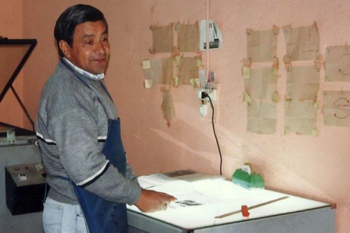 Juan con la insoladora del sistema offset.