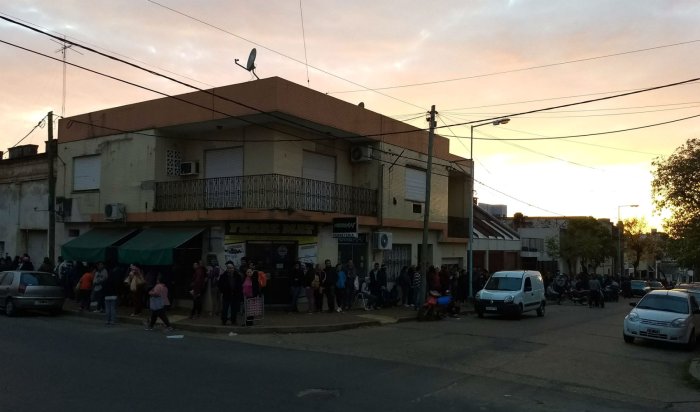 La cola para ingresar a la oficina de Naci&oacute;n se extiende por tres calles (foto: El Entre R&iacute;os).