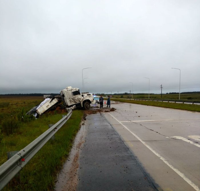 La calzada est&aacute; mojada por las lluvias que afectan la regi&oacute;n en las &uacute;ltimas horas.