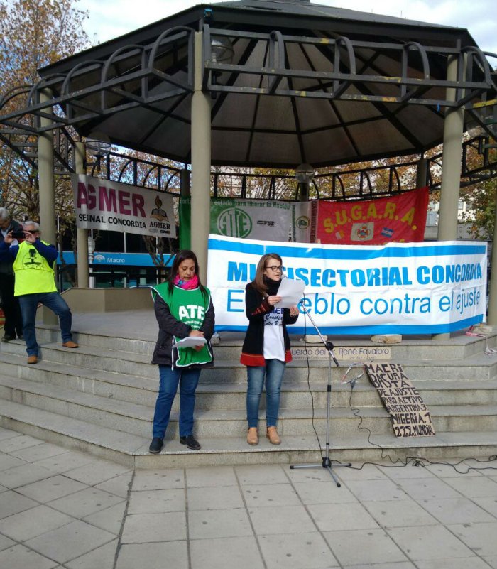 As&iacute; leyeron el documento, desde el gacebo de la plaza principal de Concordia.