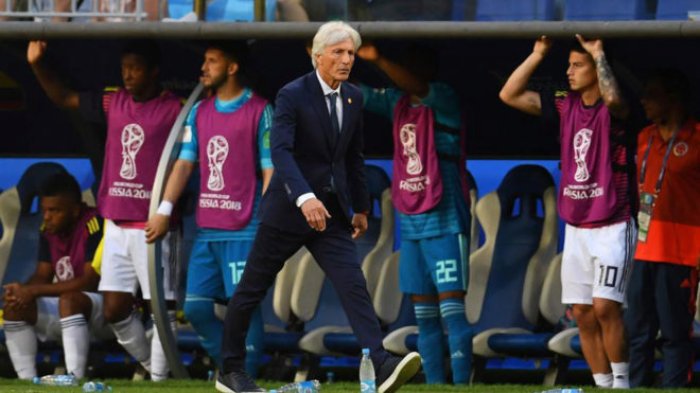 Pekerman, ayer en la victoria ante Senegal, con James en el banco tras salir por lesi&oacute;n.