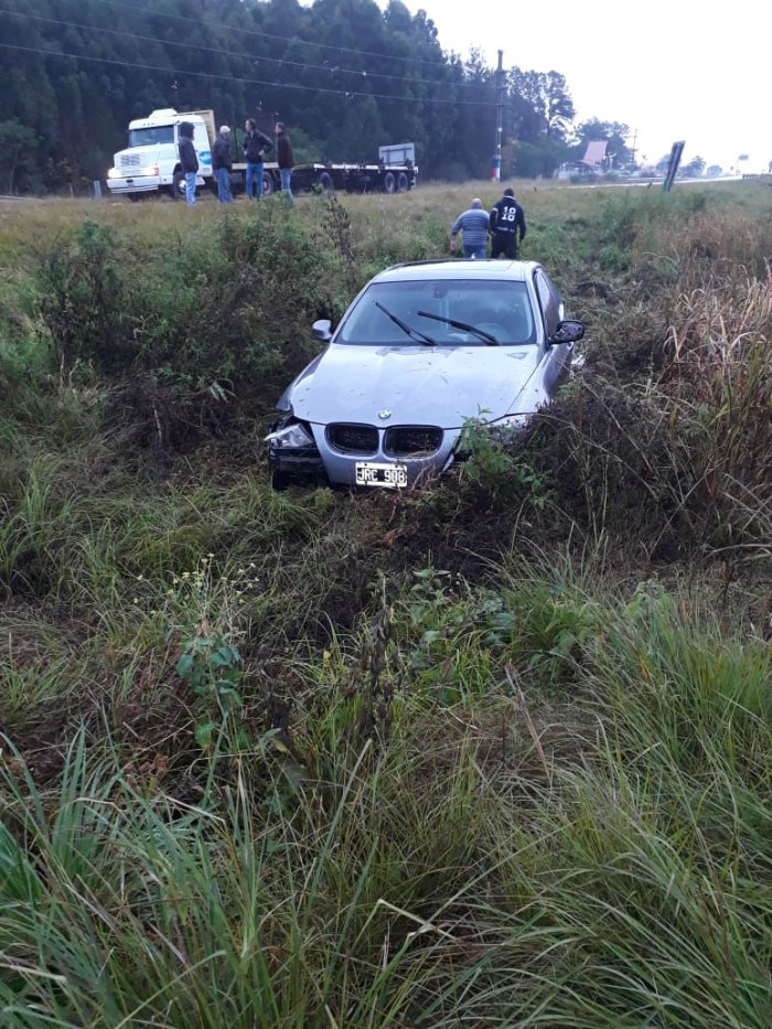 El auto importada transitaba de norte a sur por la autov&iacute;a.