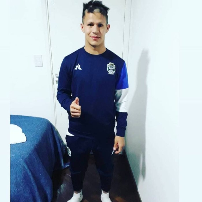 Corte de cabello y de cejas, en la concentraci&oacute;n de primera divisi&oacute;n