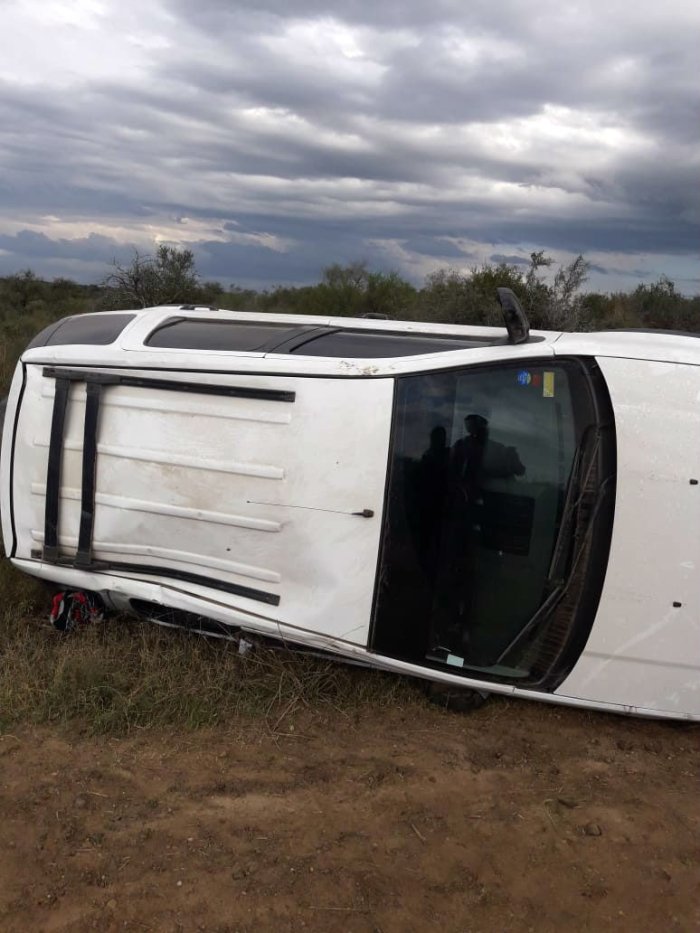 Resultados ilesos los dos hombres que iban en la camioneta que sufri&oacute; el accidente.