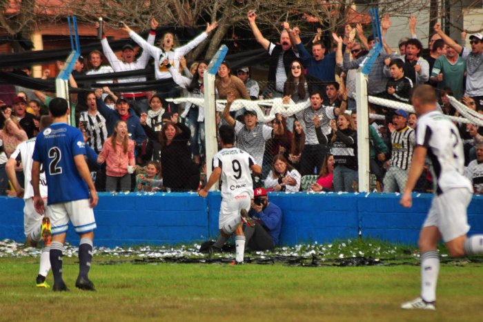 Soto corre a gritar el gol junto a la gente que acompa&ntilde;&oacute; al CAVE (RC/EER).