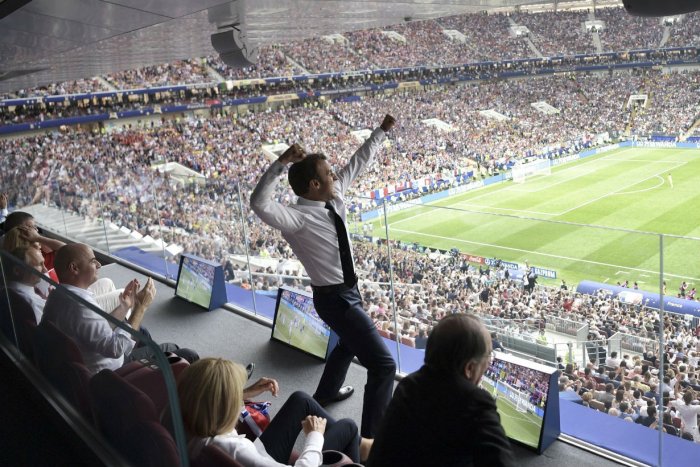 Emmanuel Macron, presidente de Francia, festej&oacute; euf&oacute;rico los goles
