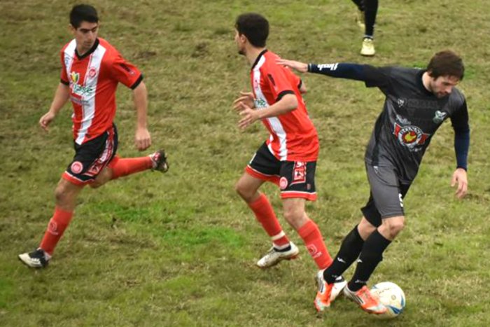 Gonz&aacute;lez (Achirense) se escapa entre dos de Santa Rosa (Jos&eacute; Gonz&aacute;lez).