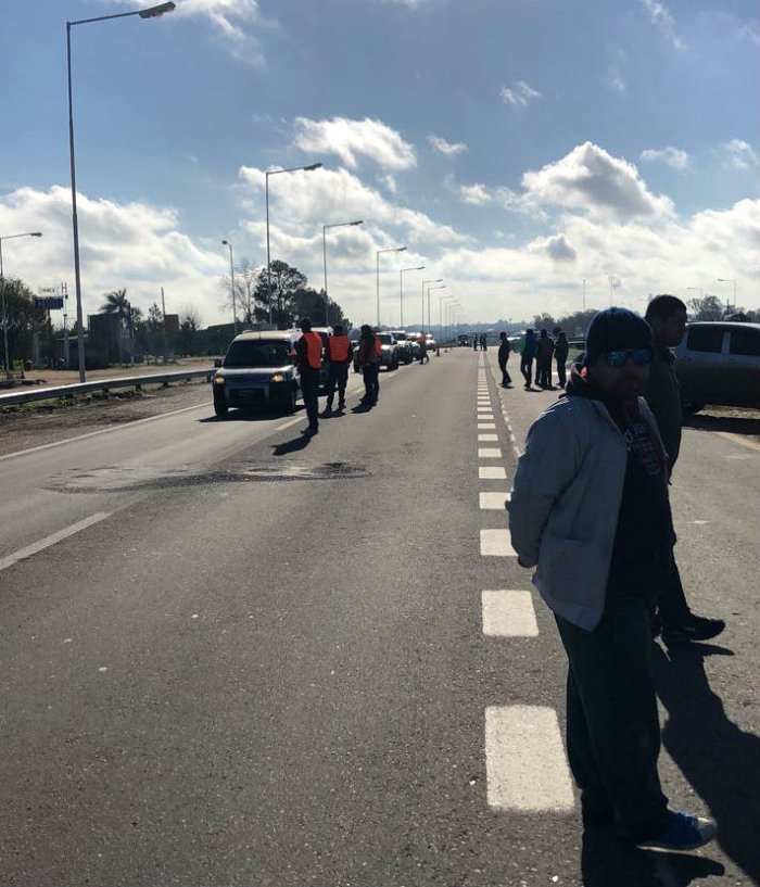 Este mi&eacute;rcoles se cumple el segundo d&iacute;a de protestas de los madereros, apostados a un costado de la RN 14.
