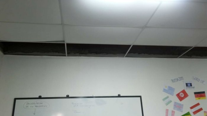 Los techos de las aulas en las que dan clases