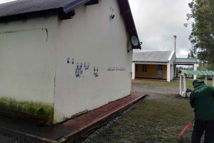 La pared donde imprimen sus manos al terminar la rehabilitaci&oacute;n