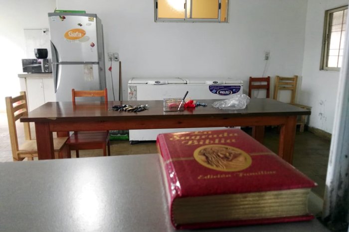 La ventana que une cocina y comedor, con la Biblia a mano