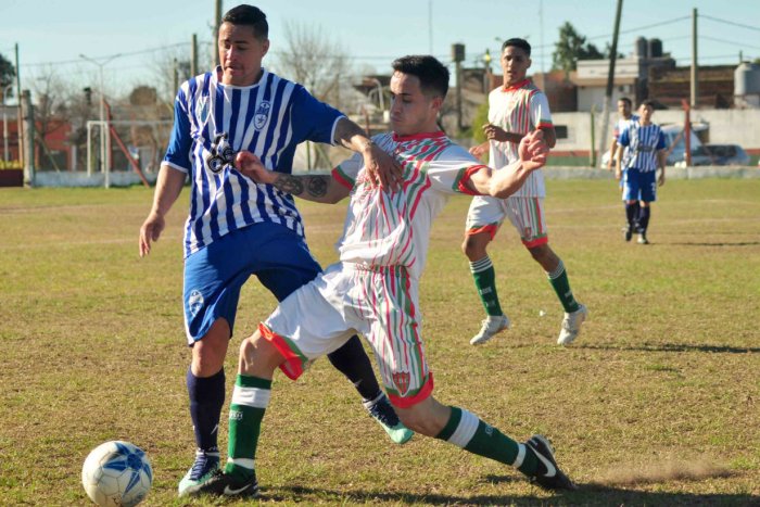 Vernaz y C&eacute;sar Mart&iacute;nez disputan el bal&oacute;n. Liebig lo dio vuelta en el sur (Rub&eacute;n Com&aacute;n/EER).