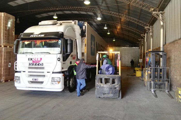 Cami&oacute;n contenedor, listo para partir
