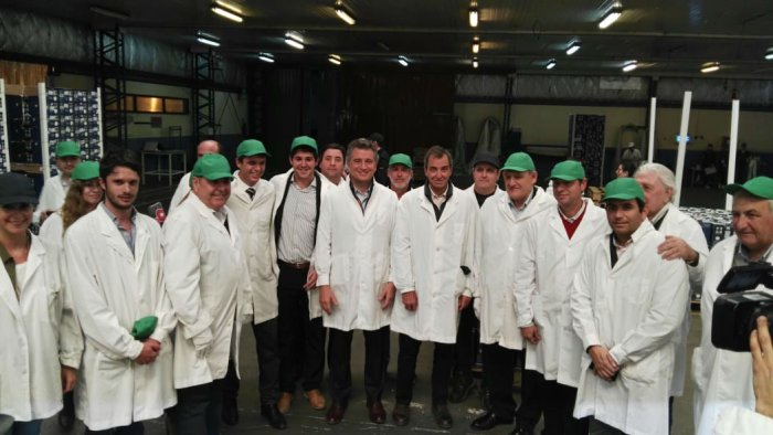 Etchevehere, Cresto y Gab&aacute;s, con los empleados de la planta