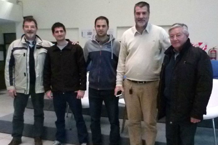 Ra&uacute;l Charadia, director del Departamento de Ingenier&iacute;a Electromec&aacute;nica; Diego Akerman y Andr&eacute;s Udrizard, estudiantes de la carrera; N&eacute;stor Garc&iacute;a, decano de la UTN; y Julio Cimetta, profesor de la carrera de Ingenier&iacute;a Electromec&aacute;nica y codirector del proyecto.