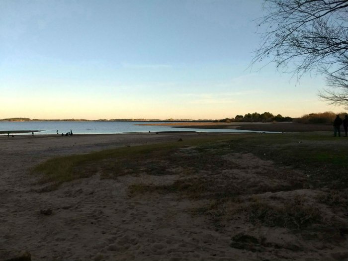 De fondo, la represa hidroel&eacute;ctrica de Salto Grande,  vista desde playa Sol.