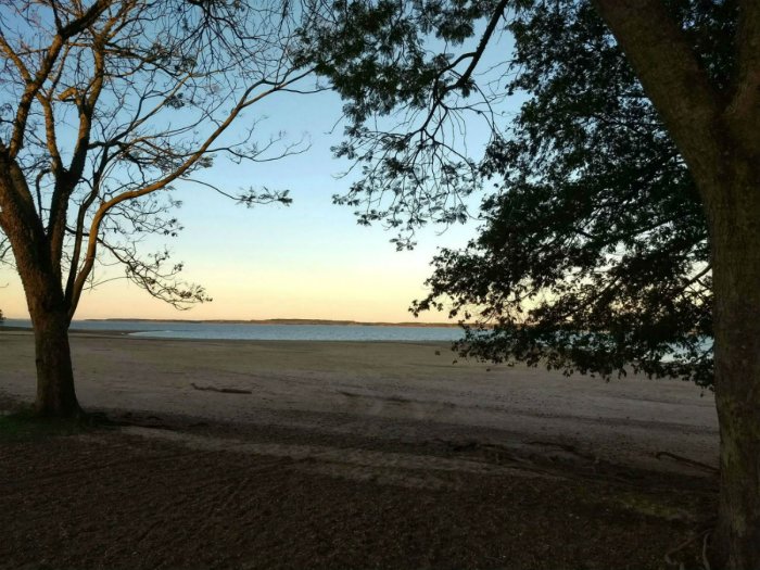 Otra postal inusual de la costa, seca y alejada decenas de metros.