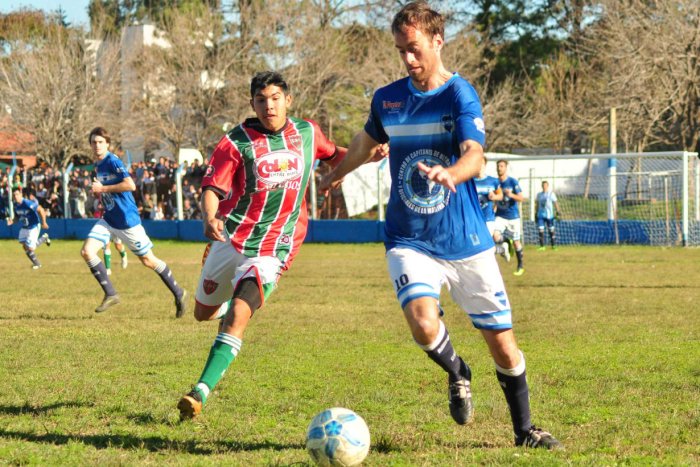 Juan Mart&iacute;nez persigue a Amiel Cuestas en el cl&aacute;sico del sur (Rub&eacute;n Com&aacute;n/EER).
