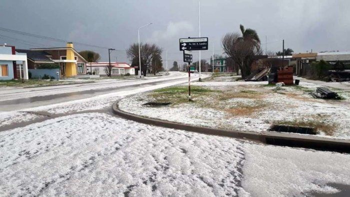 En las calles el granizo cubri&oacute; todo como si fuese nieve (foto: Facebook).