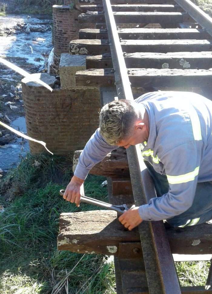 Otra tarea que realizan es la de reparar las llamadas "obras de arte", es decir los puentes.
