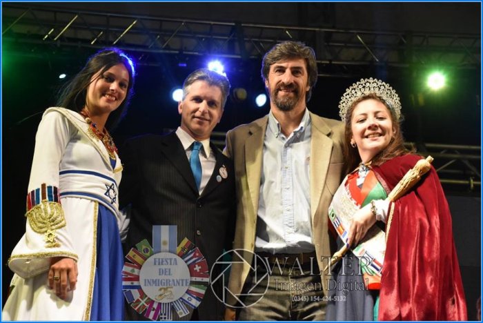 Gorsky, reina saliente; y Bidegain, reina electa, acompa&ntilde;adas por Mauricio Rey y el senador Giano.