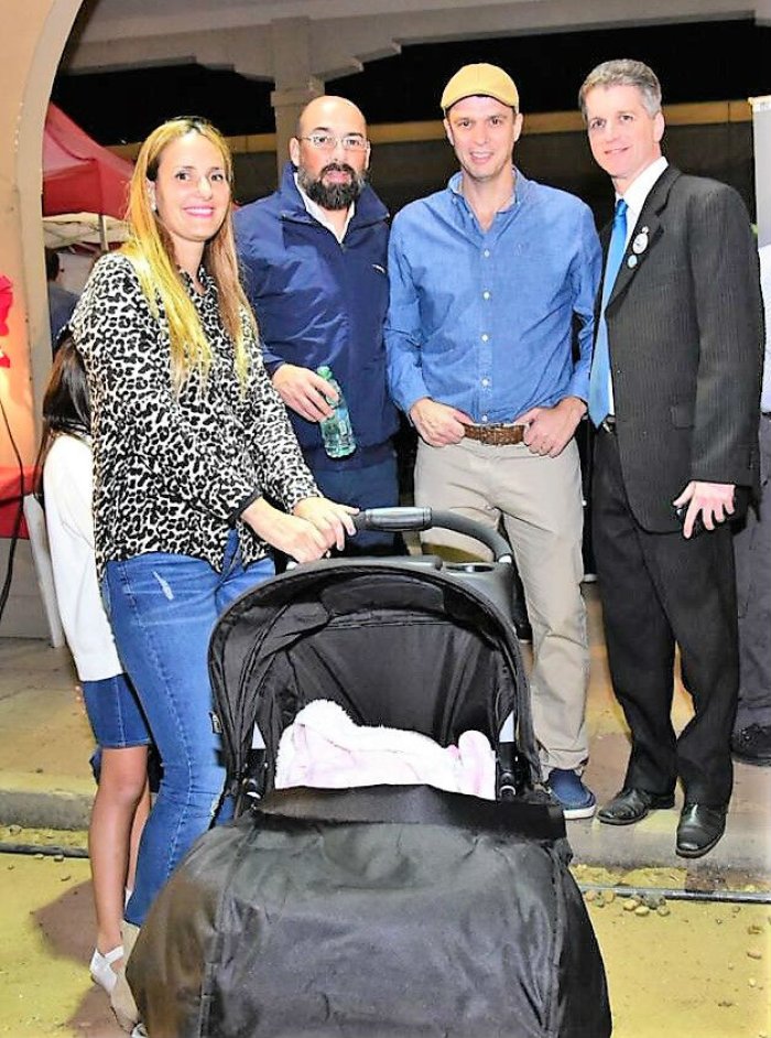 El intendente Cresto, junto a su se&ntilde;ora y Mauricio Rey, presidente de Inmigrantes Unidos.