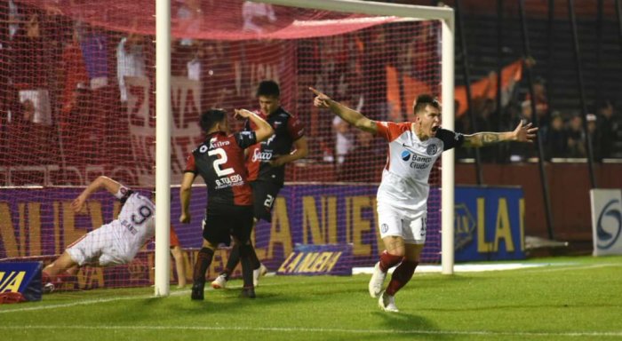 Deshago: Reniero grita su segundo gol personal, con el que empat&oacute; San Lorenzo.