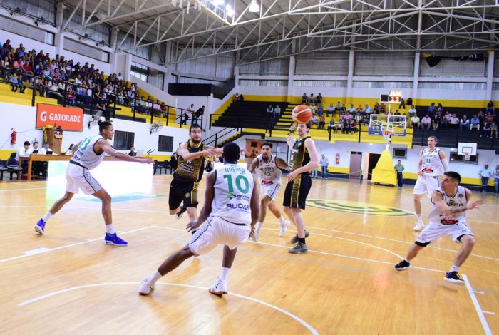 28 a 28 finaliz&oacute; la primera mitad, en el juego disputado anoche en Mercedes.